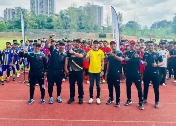MUHAMMAD Kamil Abdul Munim (jersi kuning) bergambar bersama penganjur Kelab Lestari Vipers dan pemain pasukan U14 di Stadium Mini Uniten, Bangi, Selangor.