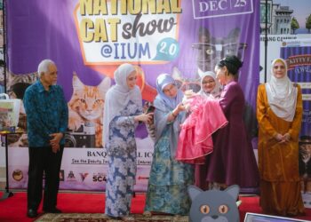 TUNKU Azizah Aminah Maimunah Iskandariah berangkat ke Majlis Penutup Pertandingan dan Pameran Kucing di Universiti Islam Antarabangsa Kuala Lumpur (UIAM), Gombak.-UTUSAN/FIRDAUS M JOHARI