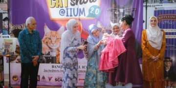 TUNKU Azizah Aminah Maimunah Iskandariah berangkat ke Majlis Penutup Pertandingan dan Pameran Kucing di Universiti Islam Antarabangsa Kuala Lumpur (UIAM), Gombak.-UTUSAN/FIRDAUS M JOHARI