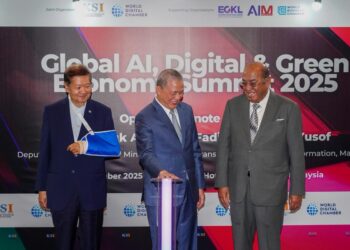 Timbalan Perdana Menteri, Datuk Seri Fadillah Yusof (tengah) sedang melaksanakan gimik perasmian pada Sidang Kemuncak Global AI, Digital dan Ekonomi Hijau 2025 di The Majestic Hotel di sini, hari ini.-UTUSAN/ ISKANDAR ISHAK