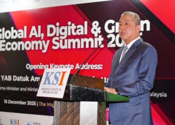 Timbalan Perdana Menteri, Datuk Seri Fadillah Yusof  ketika berucap  dalam majlis Kemuncak Global AI, Digital dan Ekonomi Hijau 2025 di The Majestic Hotel di sini, hari ini.-UTUSAN/ ISKANDAR ISHAK
