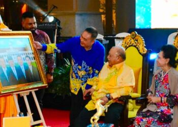 TUANKU Syed Sirajuddin Jamalullail dan Tuanku Tengku FauziahAlmarhum Tengku Abdul Rashid menerima cendera kenangan berupa sebuah lukisan yang dipersembahkan Ivan Ooi pada majlis makan malam OFAKLS 20255 di ibu negara semalam.