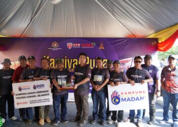 Timbalan Naib Canselor (JINM), Universiti Putra Malaysia, Prof. Dr. B. T. Hang Tuah Baharudin menyerahkan papan tanda dan projek Kampung Angkat Madani UPM di Sawah Sempadan sebagai simbolik penyerahan infrastruktur yang dilaksanakan oleh UPM.