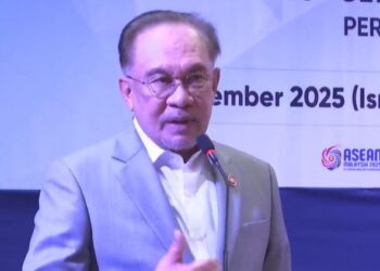 ANWAR Ibrahim ketika berucap pada Majlis Pelancaran Buku “The Man Who Could Move Mountains: Reflections on the Social Activism of S.M. Mohamed Idris” di Kuala Lumpur, hari ini. - FACEBOOK ANWAR