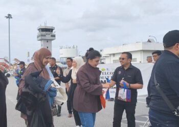 PELANCONG Uzbekistan tiba ke Langkawi dengan menaiki penerbangan terus dari Tashkent ke LIA, Langkawi.