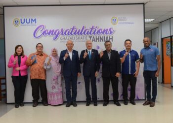 ISMAIL Sabri Yaakob bersama Ahmad Martadha Mohamed (empat kanan) bersama barisan penyelia dan pemeriksa selepas sesi viva PhD di UUM Sintok.