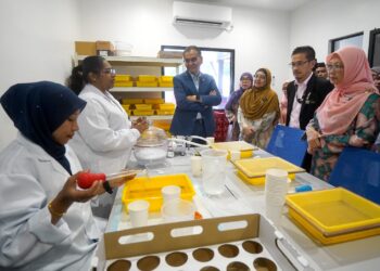 DZULKEFLY Ahmad bersama Zaliha Mustafa meninjau makmal Insektrium Wolbachia pada Majlis Perasmian Insektrium Wolbachia Putrajaya. - UTUSAN/FAISOL MUSTAFA