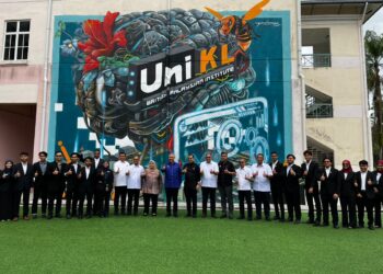 AHMAD Zahid Hamidi (tengah) ketika membuat Lawatan Rasmi di Universiti Kuala Lumpur British Malaysian Institute, di sini, hari ini.