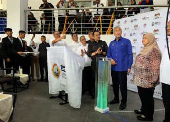 AHMAD Zahid Hamidi ketika merasmikan bangunan Sustainable Energy Living Lab (SELL) di Universiti Kuala Lumpur British Malaysian Institute, di sini, hari ini.