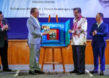 ANWAR Ibrahim dan Presiden Persatuan Pengguna Pulau Pinang (CAP), Mohideen Abdul Kader(dua dari kanan) ketika menyempurnakan pelancaran buku 'The Man Who Could Move Mountains: Reflections on the Social Activism of S.M. Mohamed Idris' di Kuala Lumpur, hari ini. - UTUSAN/ISKANDAR ISHAK
