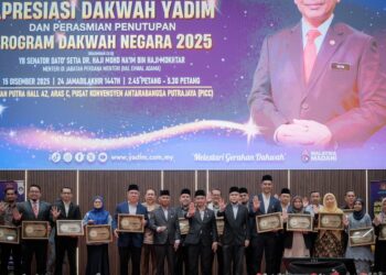 MOHD Na'im Mokhtar bergambar bersama rakan strategik dan penaja pada Majlis Apresiasi Dakwah Yadim Perasmian Penutupan Program Dakwah Negara (PDN) 2025 di Putrajaya. - UTUSAN/FAIZ ALIF ZUBIR