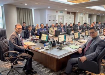 RAMLAN Harun mempengerusikan Mesyuarat khas SPR bagi membincangkan urusan dan tarikh-tarikh penting PRK Parlimen Kinabatangan dan DUN Lamag, Sabah yang berlansung di Menara SPR di Putrajaya. - UTUSAN/FAIZ ALIF ZUBIR