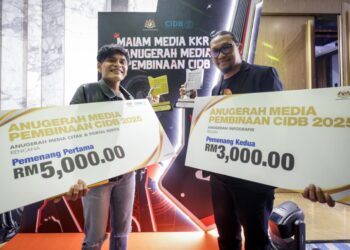 MOHD. Sany Misnan (kanan) dan Mohd. Ghazali Alias memenangi dua kategori berasingan dalam Anugerah Media Pembinaan CIDB.