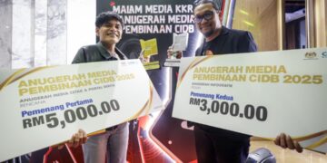 MOHD. Sany Misnan (kanan) dan Mohd. Ghazali Alias memenangi dua kategori berasingan dalam Anugerah Media Pembinaan CIDB.