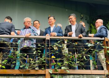 CHOW Kon Yeow (tengah) ketika menghadiri majlis pemeteraian perjanjian francais eksklusif antara Entopia by Penang Butterfly Farm bersama DEMED Group Turkiye, di Teluk Bahang, Pulau Pinang, hari ini.-UTUSAN/SAFINA RAMLI