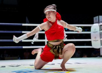 ATLET muay Thai negara, Yan Jia Chi beraksi dalam acara Wai Kru individu wanita akhir pada Sukan SEA Thailand 2025 di Stadium Boxing Lumpinee di sini hari ini. GAMBAR: FARIZ RUSADIO