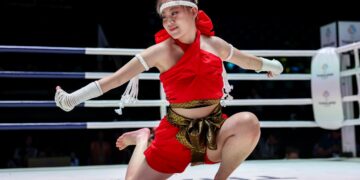 ATLET muay Thai negara, Yan Jia Chi beraksi dalam acara Wai Kru individu wanita akhir pada Sukan SEA Thailand 2025 di Stadium Boxing Lumpinee di sini hari ini. GAMBAR: FARIZ RUSADIO