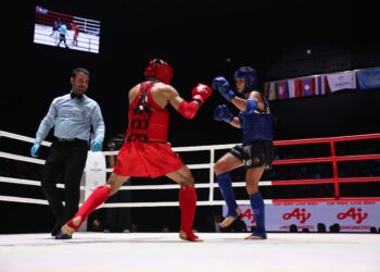 ATLET muay Thai negara, Muhammad Mikail Ghazali Zulfikar beraksi menentang atlet Thailand, Suphakon Sirilun dalam acara 57kg lelaki pada Sukan SEA Thailand 2025 di Stadium Boxing Lumpinee di sini hari ini. GAMBAR: FARIZ RUSADIO