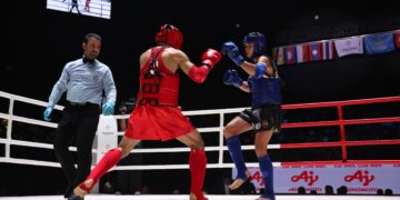 ATLET muay Thai negara, Muhammad Mikail Ghazali Zulfikar beraksi menentang atlet Thailand, Suphakon Sirilun dalam acara 57kg lelaki pada Sukan SEA Thailand 2025 di Stadium Boxing Lumpinee di sini hari ini. GAMBAR: FARIZ RUSADIO