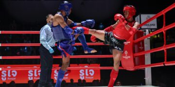 ATLET muay Thai negara, Wassof Rumijam beraksi menentang atlet Thailand, Thongchai Huanak dalam acara 54kg lelaki pada Sukan SEA Thailand 2025 di Stadium Boxing Lumpinee di sini hari ini. GAMBAR: FARIZ RUSADIO
