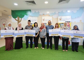 MOHD. Nasri Mohd. Nordin (empat dari kanan) bergambar bersama penerima geran perubatan tambahan daripada RMHC di Rumah Ronald McDonald, Hospital Tunku Azizah, Kuala Lumpur semalam. - UTUSAN/AMIR KHALID