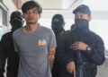 KHAIRUL Rizuan Abdullah yang didakwa atas pertuduhan membunuh isterinya diiringi oleh beberapa anggota polis ketika tiba di Mahkamah Majistret Bukit Mertajam, Pulau Pinang hari ini.-UTUSAN/DANIAL SAAD