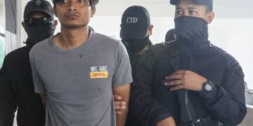 KHAIRUL Rizuan Abdullah yang didakwa atas pertuduhan membunuh isterinya diiringi oleh beberapa anggota polis ketika tiba di Mahkamah Majistret Bukit Mertajam, Pulau Pinang hari ini.-UTUSAN/DANIAL SAAD