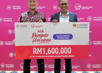 MOHD. ASRI (kiri) bersama Prof. Dato’ Dr. Mohamad Fauzan pada pelancaran Program Biasiswa AIA Penyala Harapan baru-baru ini.