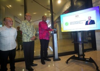 R. Ramanan mengimbas jari di perakam waktu ketika memulakan hari pertama sebagai Menteri Sumber Manusia di Putrajaya - UTUSAN/FAISOL MUSTAFA