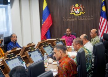 R. Ramanan mempengerusikan mesyuarat ketika memulakan hari pertama sebagai Menteri Sumber Manusia di Putrajaya. - UTUSAN/FAISOL MUSTAFA