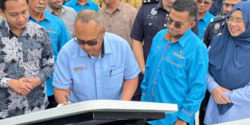 AHMAD Norihan Jalal (depan, dua dari kanan) ketika merasmikan laman Coop City Koperasi Tunas Muda Sungai Ara Berhad, di Sungai Ara, Pulau Pinang, hari ini.-UTUSAN/SAFINA RAMLI