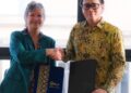 RIZAL Nainy (kanan) dan Dr. Fiona Jordan bertukar dokumen MoU di Universiti Swansea, United Kingdom.