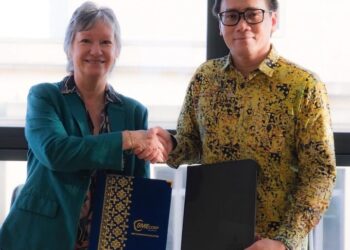 RIZAL Nainy (kanan) dan Dr. Fiona Jordan bertukar dokumen MoU di Universiti Swansea, United Kingdom.
