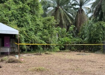 LOKASI penemuan mayat seorang wanita di dalam beg yang ditanam di belakang sebuah rumah tidak berpenghuni di Jalan Pedas-Linggi, Rembau, semalam. -UTUSAN/NOR SHAFIQAH MOHD. GHAZALI.