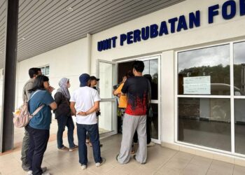 RAKAN-rakan mangsa ketika ditemui pemberita di Unit Forensik Hospital Rembau hari ini.-UTUSAN / NOR SHAFIQAH MOHD GHAZALI