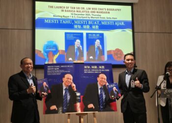 LIM Wee Chai (kiri) pada majlis pelancaran biografi beliau edisi terjemahan Bahasa Melayu dan Mandarin di Setia Alam, baru-baru ini.