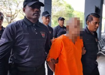 SUSPEK utama kes penemuan mayat seorang wanita yang ditanam di belakang sebuah rumah tidak berpenghuni di Rembau kelmarin dibawa ke Mahkamah Majistret Seremban hari ini bagi permohonan reman.-UTUSAN/MOHD. SHAHJEHAN MAAMIN