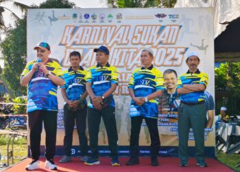 DZULKIFLI Ahmad (kiri) ketika merasmikan Karnival Sukan Orang Kita di SK Permatang Buloh, Tasek Gelugor, Pulau Pinang hari ini.-UTUSAN/ISWAN SHAFIQ ISA