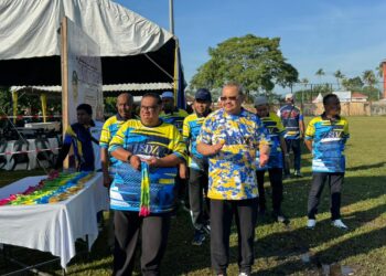 DZULKIFLI Ahmad (tengah) ketika merasmikan Karnival Sukan Orang Kita di SK Permatang Buloh, Tasek Gelugor, Pulau Pinang hari ini.