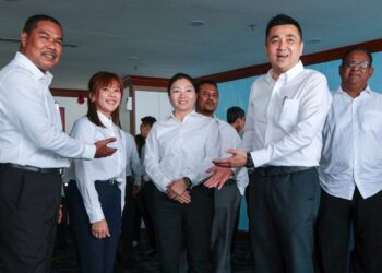 H'NG Mooi Lye (dua dari kanan) dan Mohd Zaidi Said (kiri) pada sidang akhbar sempena majlis pengumuman Ahli Majlis MBPP dan MBSP di George Town, Pulau Pinang hari ini.-UTUSAN/DANIAL SAAD