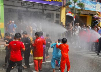 MOHAMAD Hasan ketika hadir pada Program Berkhatan Senawang Perdana, di Taman Pinggiran Senawang, Seremban hari ini.-UTUSAN/MOHD. SHAHJEHAN MAAMIN.