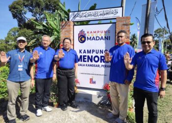 Dr Sirajuddin Suhaimee (tengah) merasmikan Kampung Angkat Madani Jakim di Kampung Menora, Kuala Kangsar hari ini.