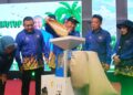 RAIS Yasin memasukkan padi ke dalam mesin sebagai simbolik perasmian penutup Mini KUD@Festival D'Bendang Melaka 2025 di Kem Benteng Negara, Jasin, Melaka. - UTUSAN/AMRAN MULUP