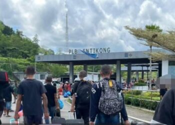 PENDATANG asing tanpa izin (PATI) warga Indonesia yang dihantar pulang ke negara mereka melalui ICQS Tebedu-Entikong.