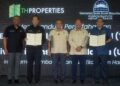 DATUK Seri Aminuddin Harun (tengah) menyaksikan perjanjian persefahaman (MoU) antara THP Enstek Development Sdn Bhd (THPED), Pengerusi Tabung Haji (TH) Properties, Datuk Husam Musa (dua kiri) dan Invest Negeri Sembilan (Invest NS), Ketua Pegawai Eksekutif, Invest NS, Datuk Najmuddin Sharif Sarimon (kanan) bergambar selepas menandantangani kerjasama MoU pada majlis pecah tanah Techpark Enstek, Life Science Park di Techpark, Bandar Enstek, di sini, hari ini. UTUSAN/FAISOL MUSTAFA