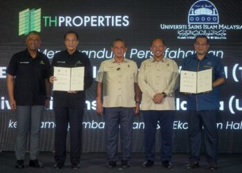 DATUK Seri Aminuddin Harun (tengah) menyaksikan perjanjian persefahaman (MoU) antara THP Enstek Development Sdn Bhd (THPED), Pengerusi Tabung Haji (TH) Properties, Datuk Husam Musa (dua kiri) dan Invest Negeri Sembilan (Invest NS), Ketua Pegawai Eksekutif, Invest NS, Datuk Najmuddin Sharif Sarimon (kanan) bergambar selepas menandantangani kerjasama MoU pada majlis pecah tanah Techpark Enstek, Life Science Park di Techpark, Bandar Enstek, di sini, hari ini. UTUSAN/FAISOL MUSTAFA