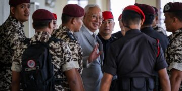 NAJIB Razak ketika tiba di Mahkamah Tinggi Kuala Lumpur bagi mendengar keputusan Titah Adendum, hari ini-UTUSAN/MUHAMAD IQBAL ROSLI.