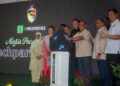 AMINUDDIN Harun (tiga dari kanan) ketika gimik merasmikan majlis pecah tanah Techpark Enstek, Life Science Park di Techpark, Bandar Enstek, Negeri Sembilan, semalam. - UTUSAN/FAISOL MUSTAFA