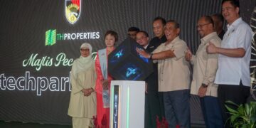 AMINUDDIN Harun (tiga dari kanan) ketika gimik merasmikan majlis pecah tanah Techpark Enstek, Life Science Park di Techpark, Bandar Enstek, Negeri Sembilan, semalam. - UTUSAN/FAISOL MUSTAFA