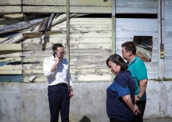 STEVEN Sim Chee Keong (kiri) ketika mengunjungi rumah Fu Chaw Mee atau Auntie Cha Moi di Kampung Baru Berapit, Bukit Mertajam, Pulau Pinang, semalam.